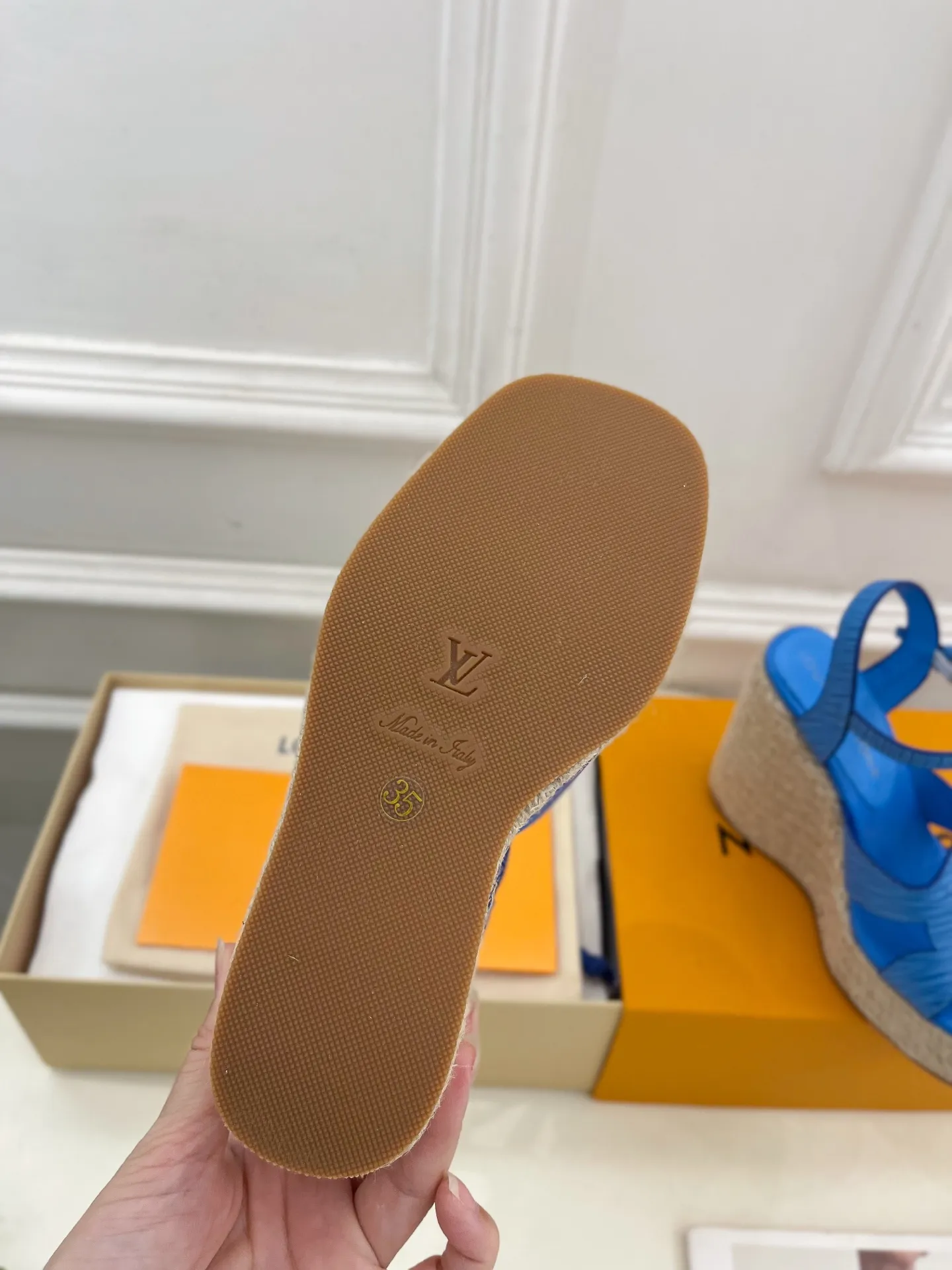 👟👟Ex-factory price 640👟👟 LV | Louis Vuitton 25𝐬𝐬 🧡💚2025 spring and summer new style top version‼ ️The original version is the same. The counter focuses on the latest LV ISOLA hollow hemp rope wedge sandals. New hard goods. ❥BS purchasing level! Full of high-end feel! A popular model among bloggers at home and abroad, it’s retro and fashionable and looks amazing on your feet! Mainly recommended model on the official website★ ━━━━━ ЅᏇєєt ━━━━━ ▪️Upper: original customized calfskin ▪️Lining: imported sheepskin ▪️Outsole: original molded outsole ▪️Heel height: 12cm, water platform 3.5cm ▪️Shoe size: 35-39 (40, 41 customized)